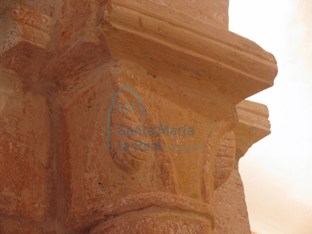 Capitel izquierdo con dos hojas que acogen unas piñas, del arco triunfal Capitel izquierdo con dos hojas que acogen unas piñas, del arco triunfal