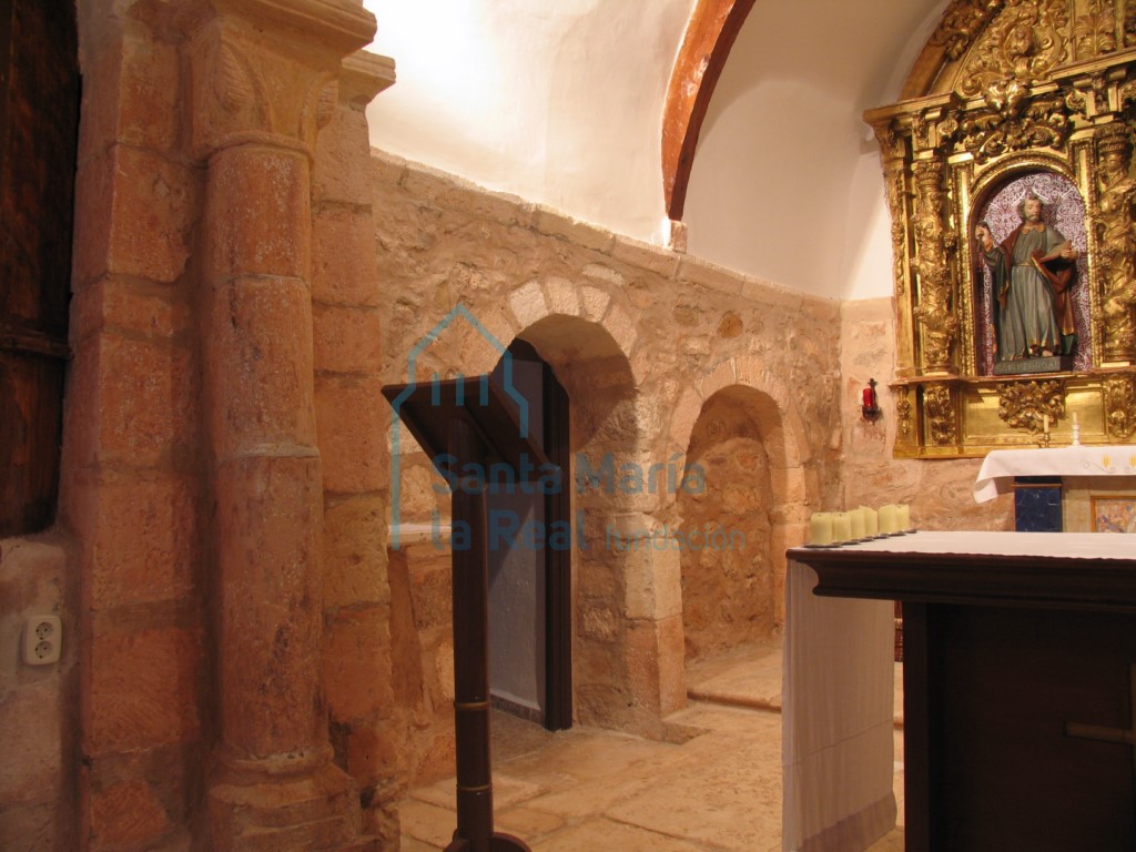 Muro septentrinal del presbiterio, con arquería