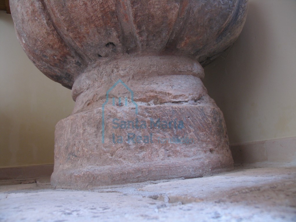 Detalle del pie de la pila bautismal