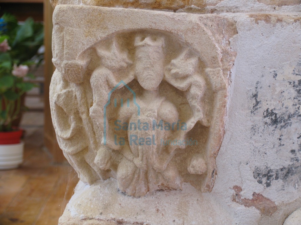 Detalle del capitel reutilizado como tenente de la pila aguabenditera