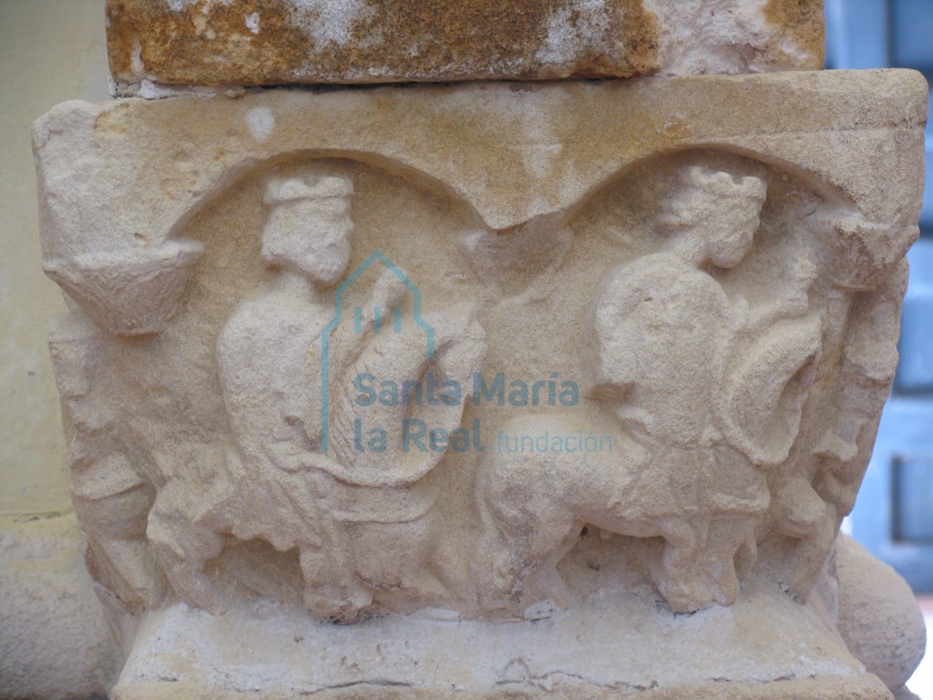 Detalle del capitel reutilizado como tenente de la pila aguabenditera