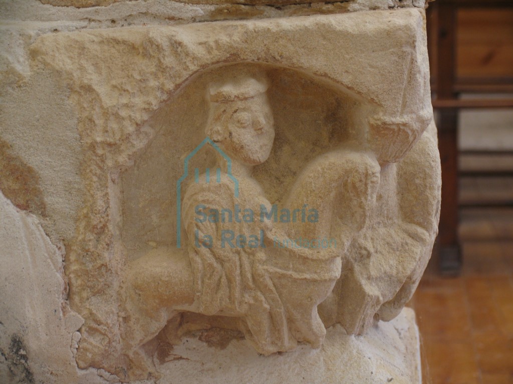 Detalle del capitel reutilizado como tenente de la pila aguabenditera