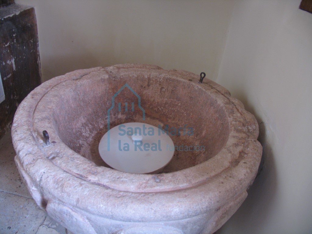 Vaso de la pila bautismal