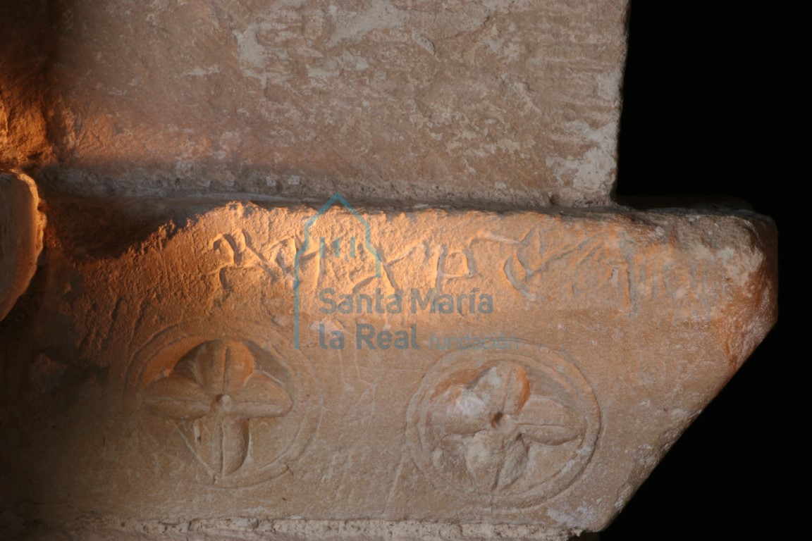 Detalle de la inscripción de la portada