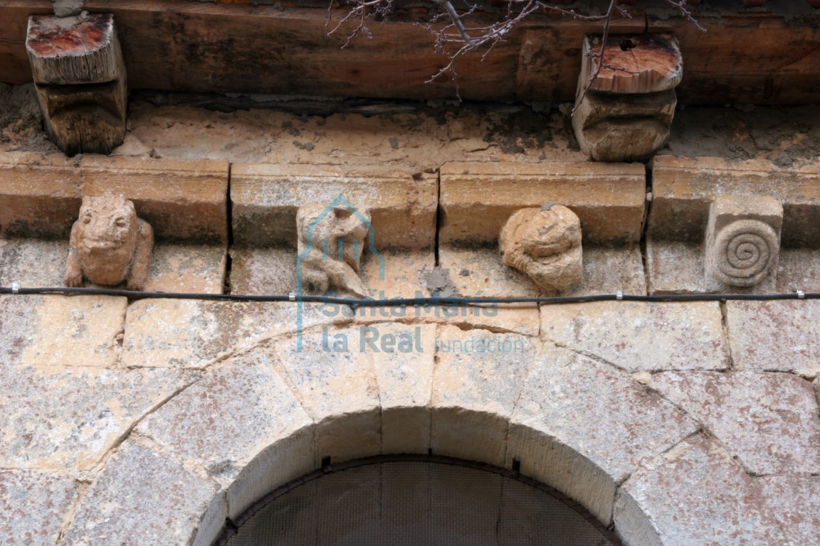 Canecillos del pórtico gótico