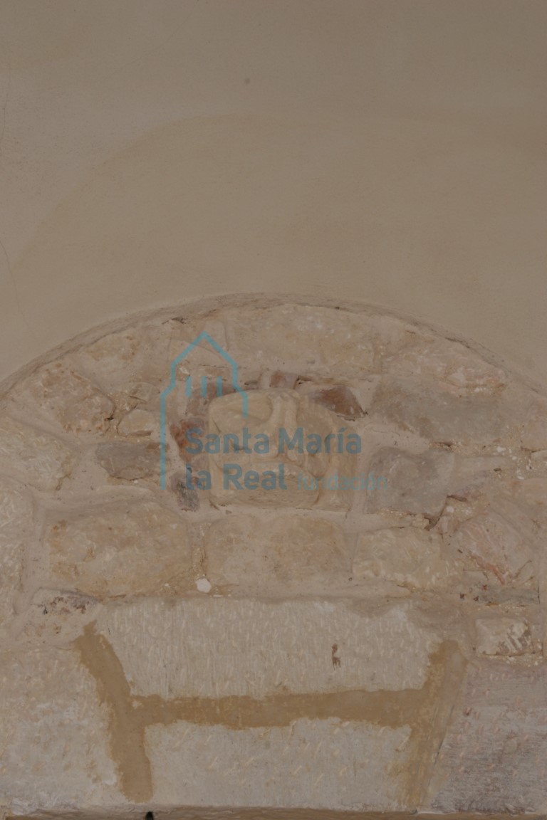 Restos encima de una puerta de la primitiva galería porticada