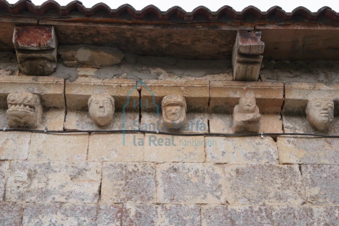 Canecillos del atrio