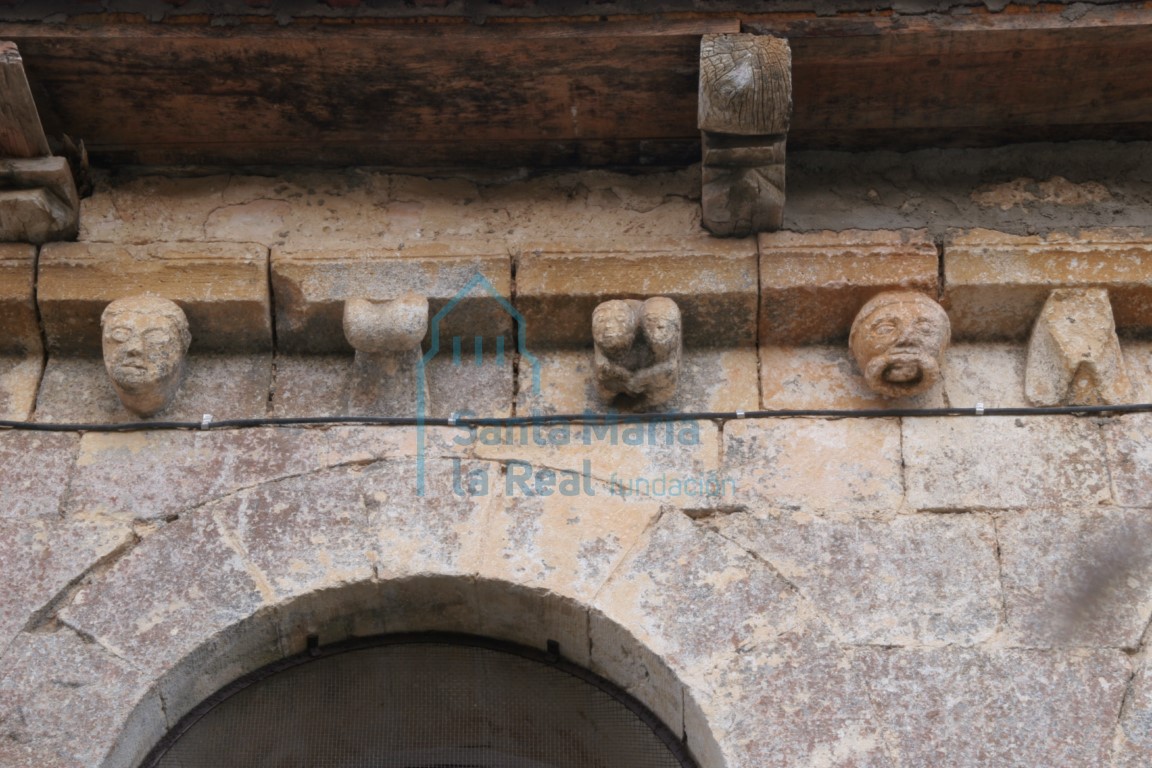 Canecillos del atrio