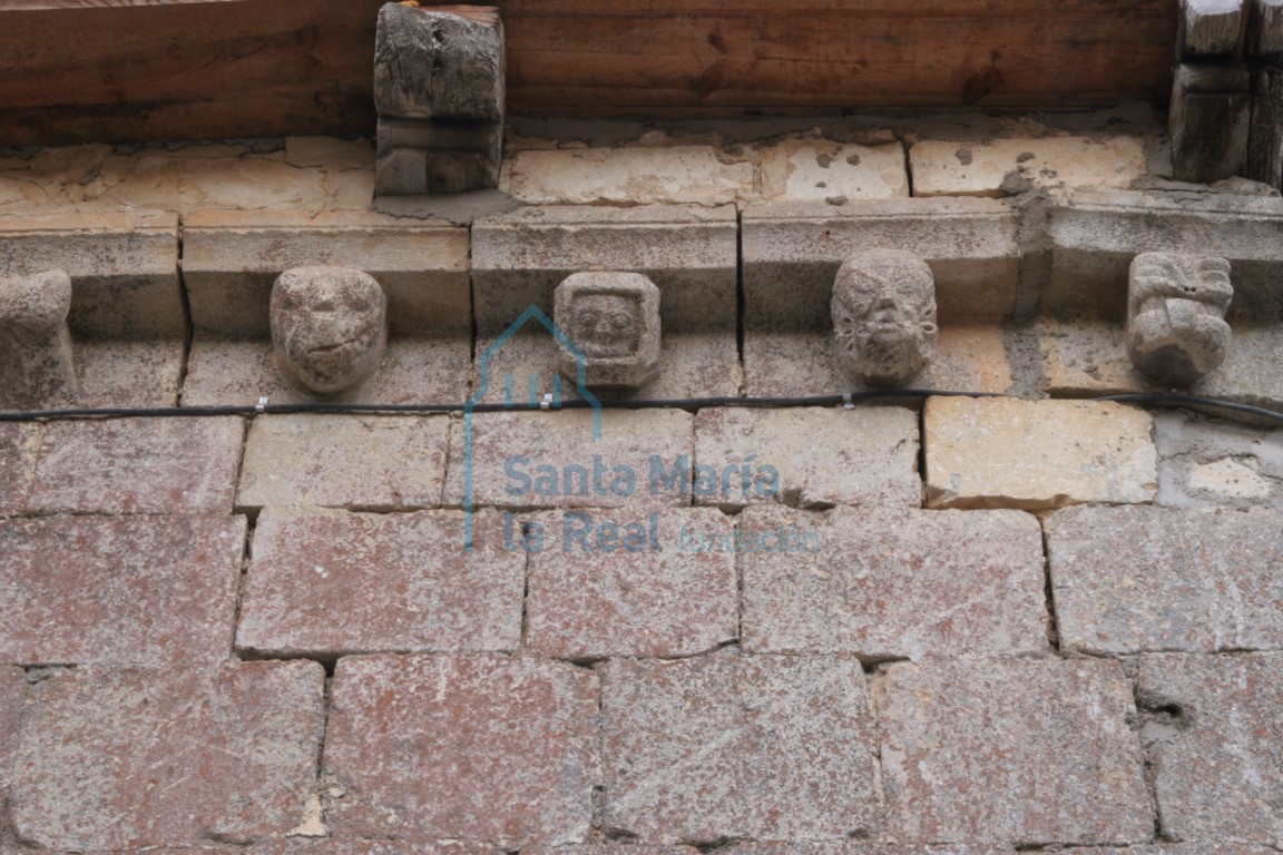 Canecillos del atrio