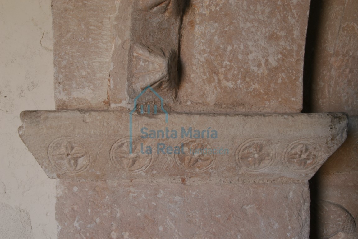 Detalle imposta de la portada con motivo vegetal