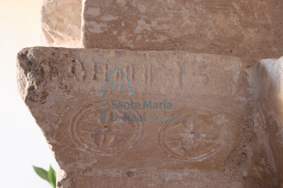 Detalle de la inscripción de la portada