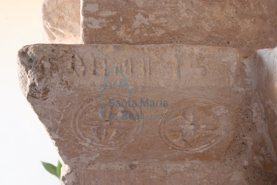 Detalle de la inscripción de la portada