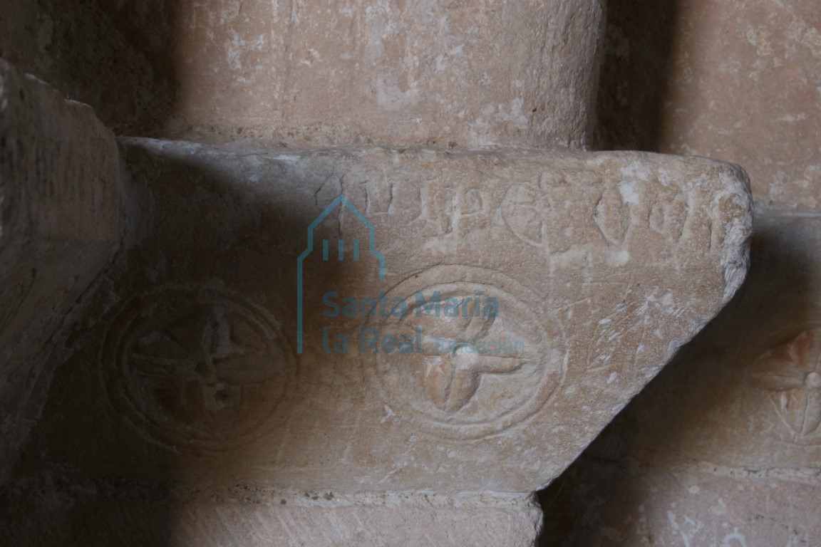 Detalle de la inscripición de la portada desde otro lado