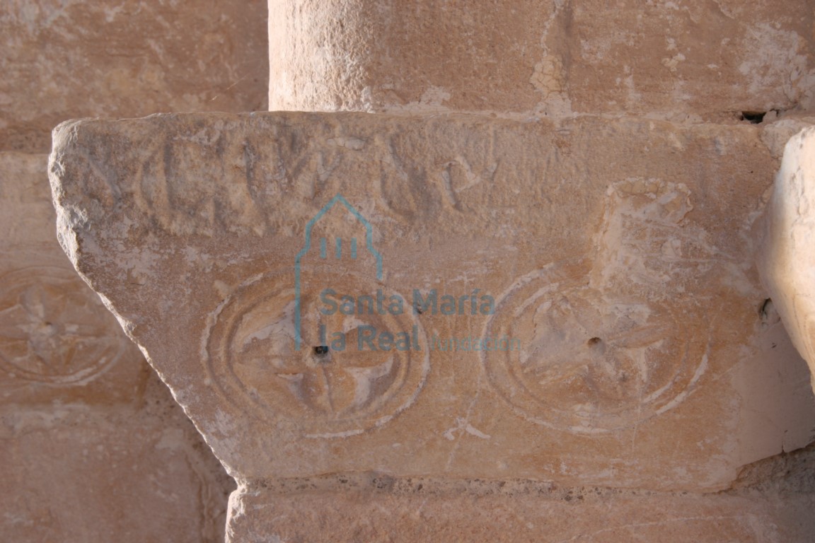 Detalle de la inscripción de la portada desde otro lado