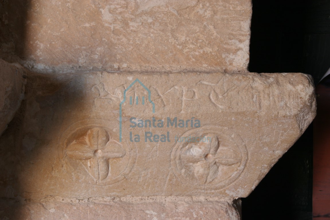 Detalle de la inscripción de la portada desde otro lado