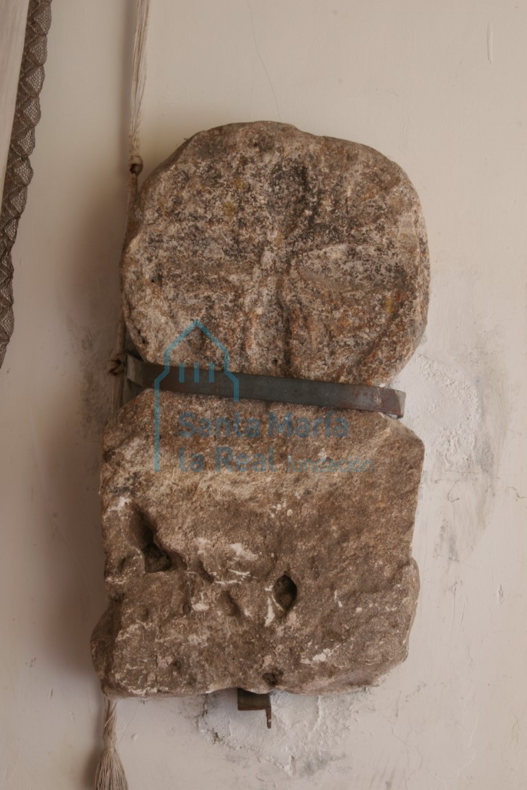 Resto de piedra con relieve de cruz ensanchada o patada