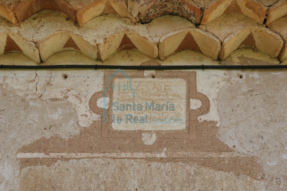 Inscripcion fundacional en la fachada
