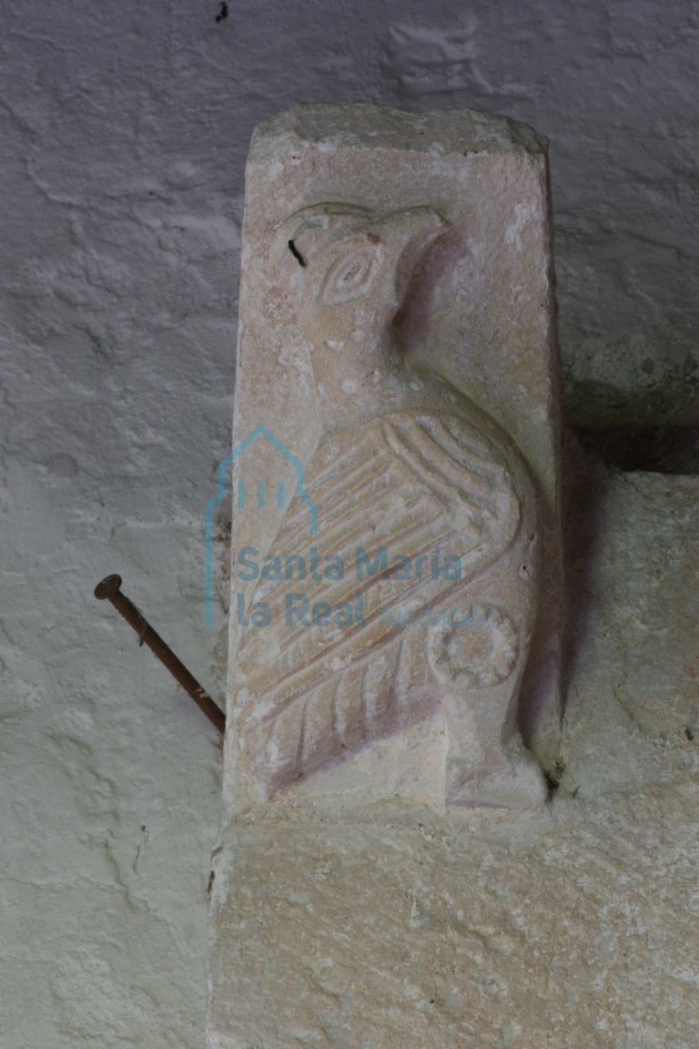 Canecillo de la portada con un gallo