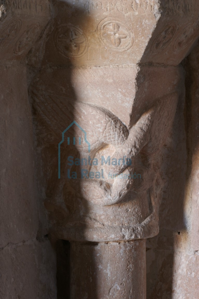 Capitel de la portada con aves de largos cuellos entrelazados