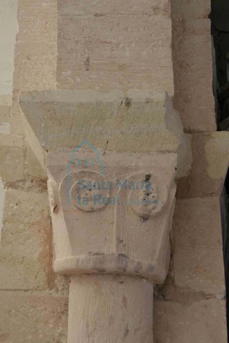 Capitel del arco triunfal con motivos vegetales