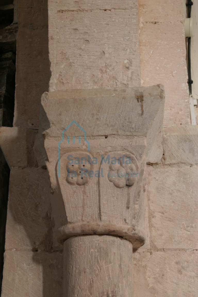 Capitel del arco triunfal con motivos vegetales