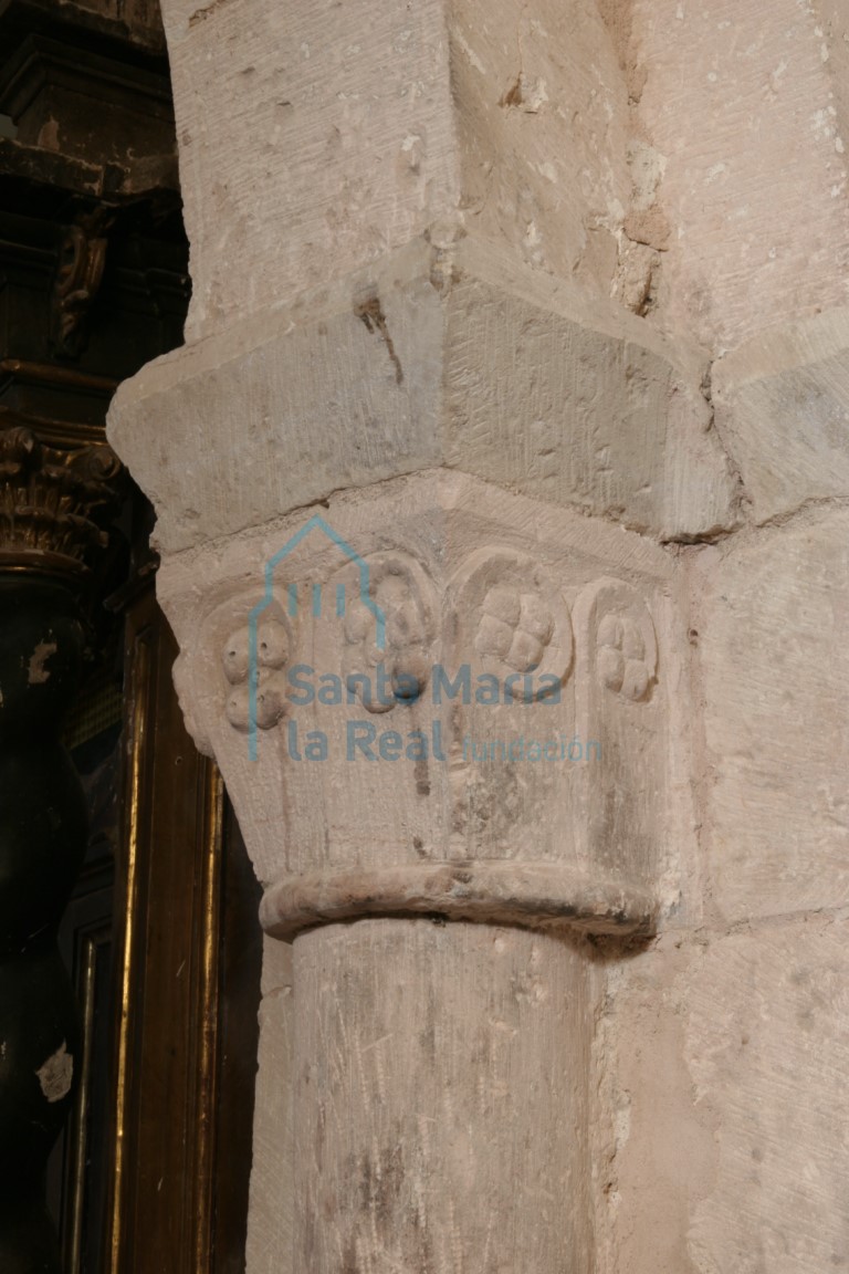 Capitel del arco triunfal con motivos vegetales