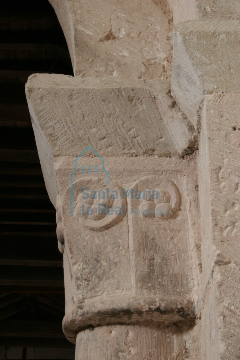 Detalle lateral de capitel del arco triunfal