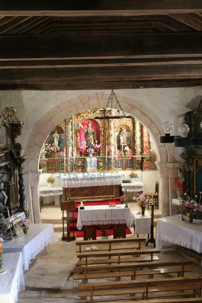 Detalle del presbiterio con arco triunfal