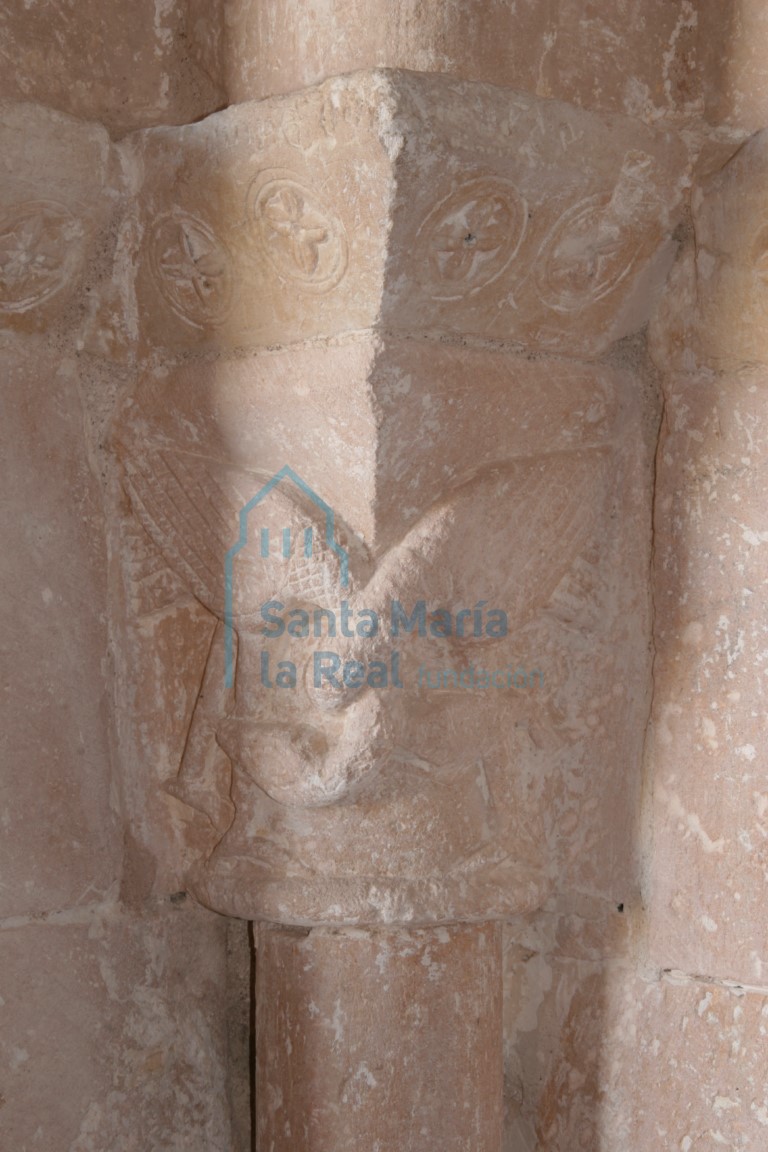 Capitel de la portada con aves de cuellos largos entrelazados