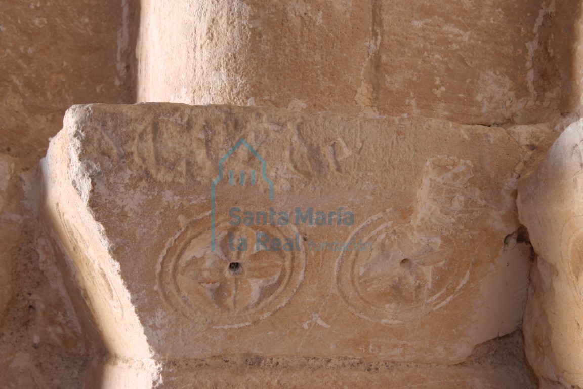 Detalle de la inscripción de la portada