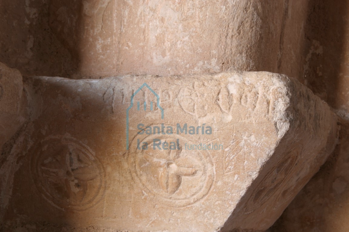 Detalle de la inscripción de la portada