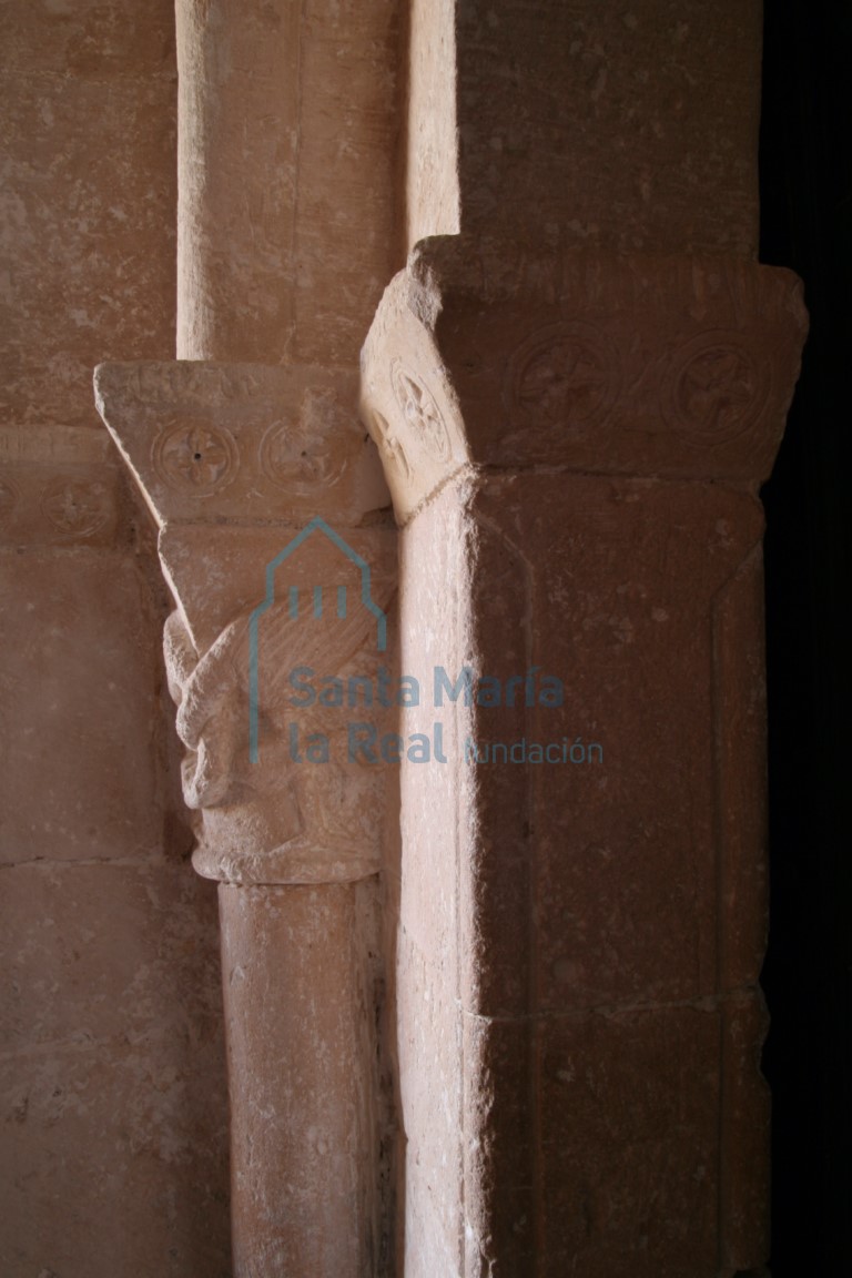 Detalle imposta y capitel de la portada