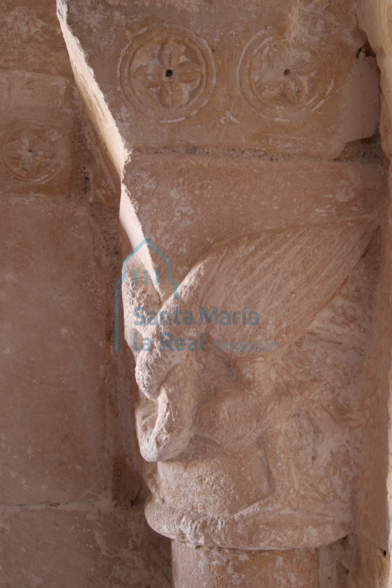 Capitel de la portada con aves de cuello largo entrelazados