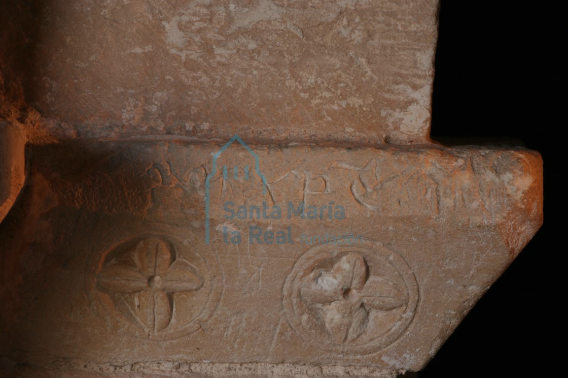 Detalle de la inscripción de la portada