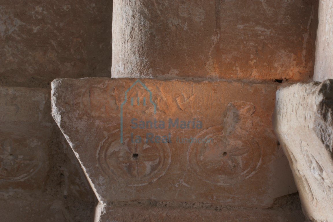 Detalle de la inscripción de la portada