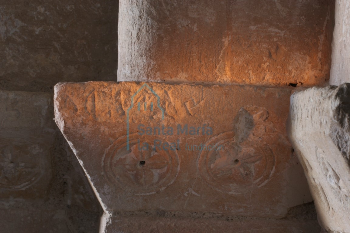 Detalle de la inscripción de la portada