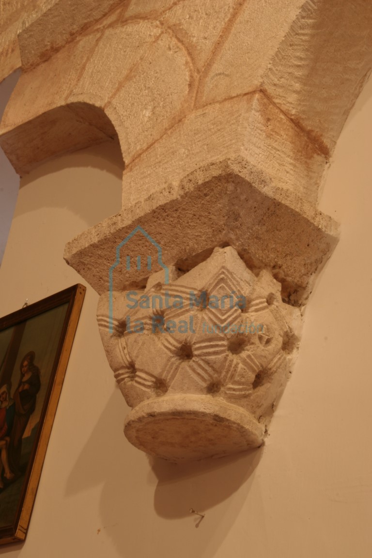 Capitel de la arquería del presbiterio
