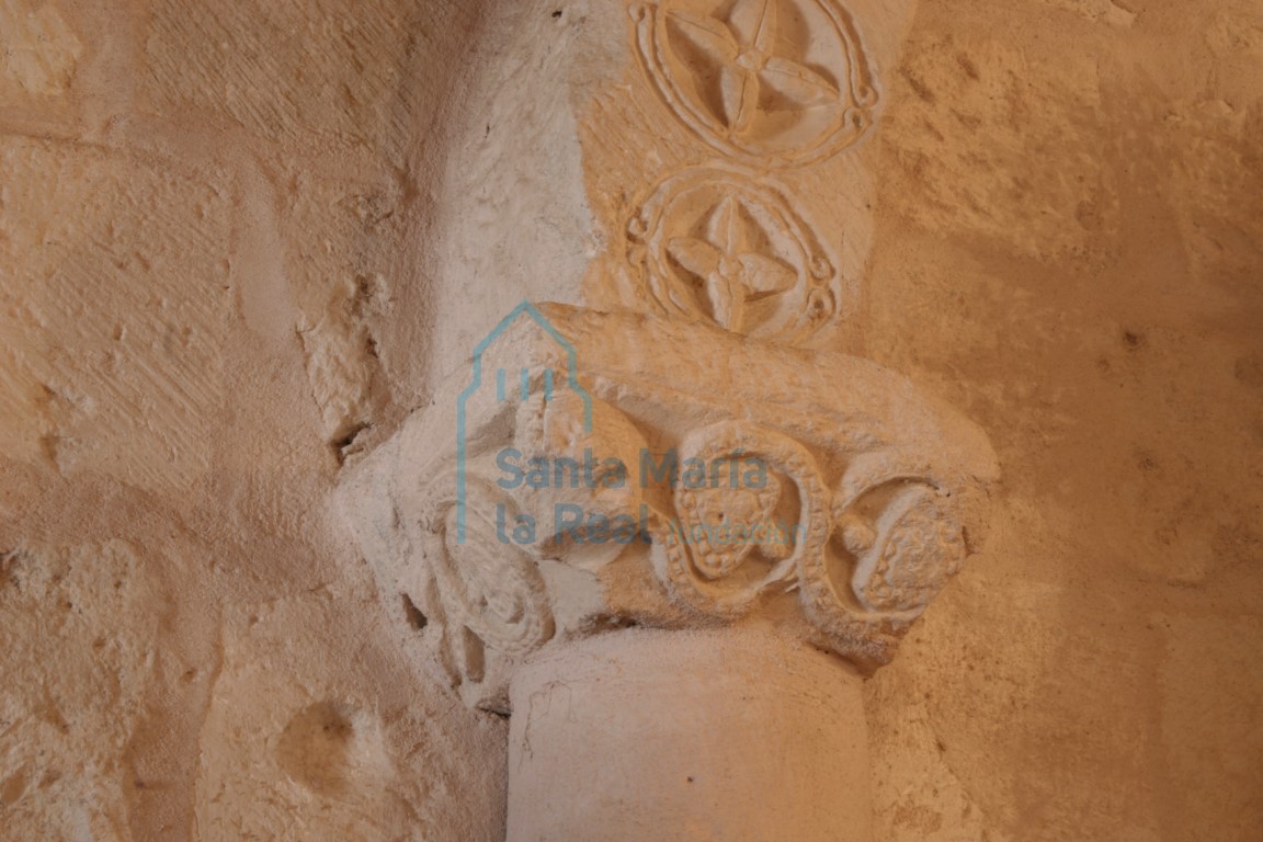 Detalle de una portada remontada en el interior decorada con tetrapétalasde botón central inscritas en clípeos, e imposta decorada con tallos ondulados con pámpanos Detalle de una portada remontada en el interior decorada con tetrapétalasde botón central inscritas en clípeos, e imposta decorada con tallos ondulados con pámpanos