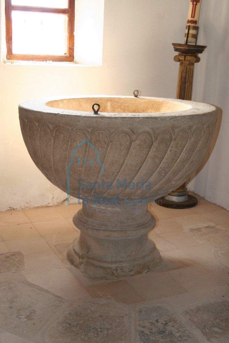 Pila bautismal con gallones tumbados