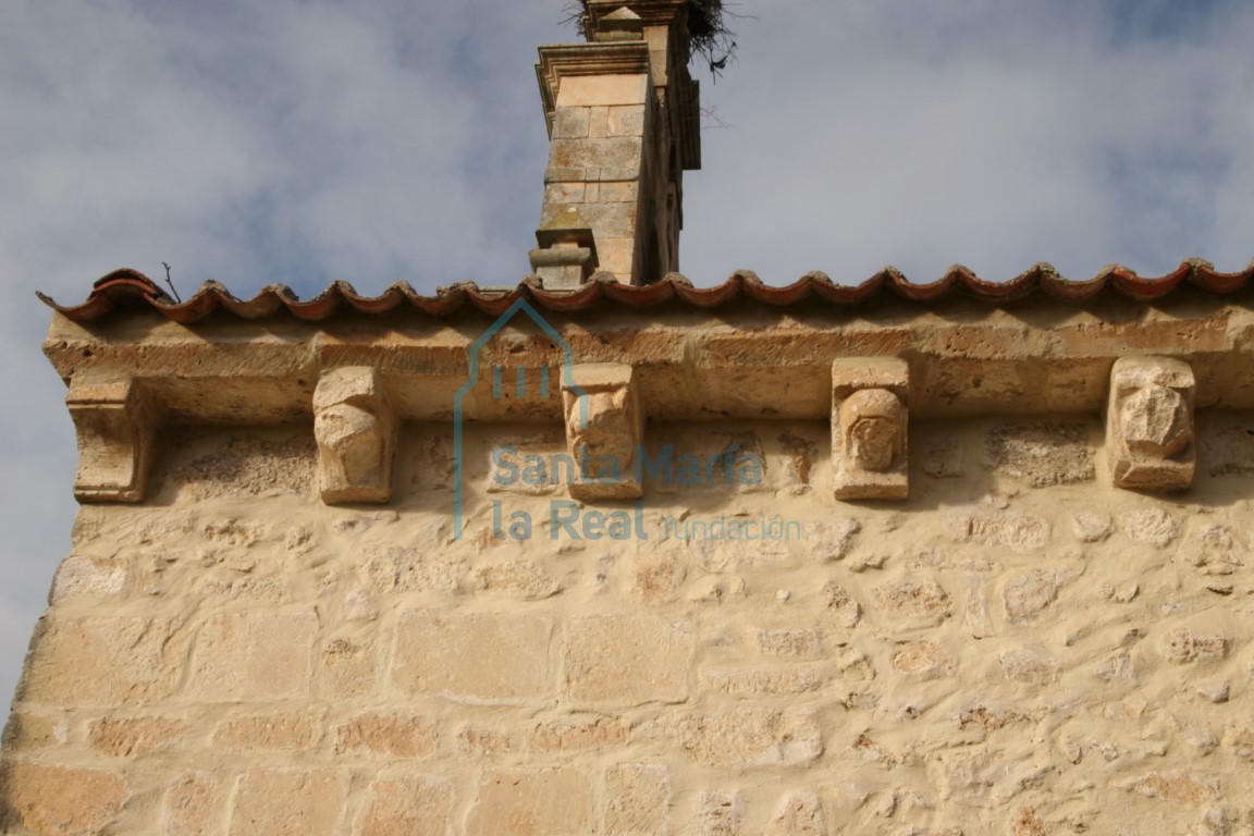 Vista de la cornisa y los canecillos de la fachada sur