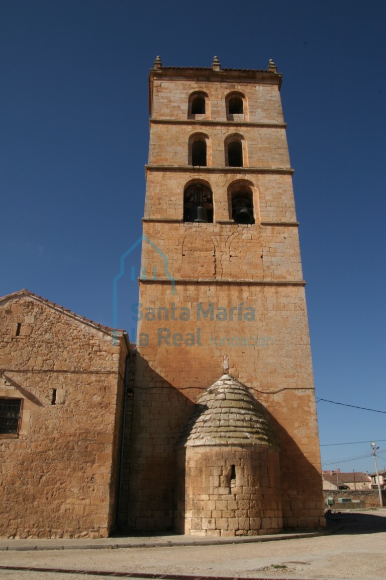 Vista de la torre y el ábsidiolo