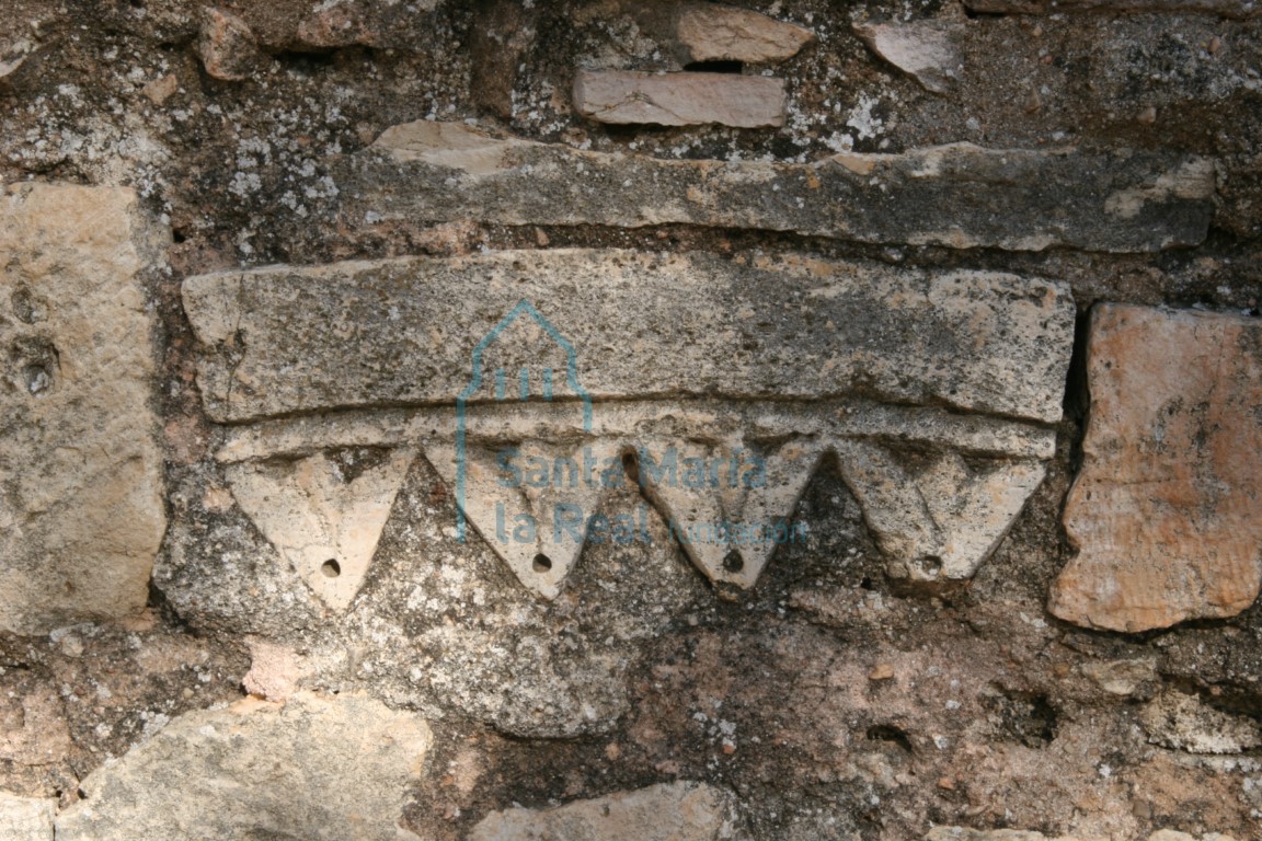Elemento reutilizado en el zócalo