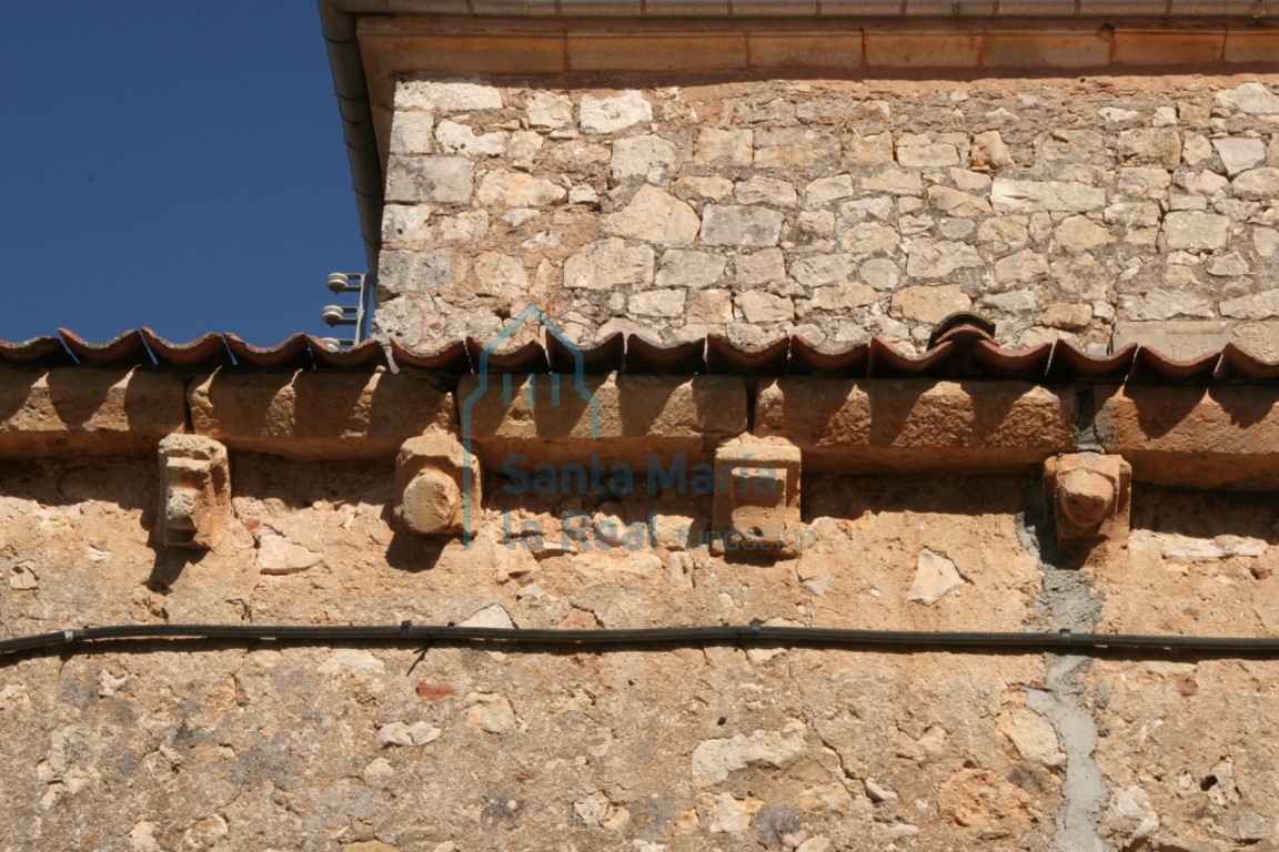 Canecillos en la cornisa de la fachada meridional
