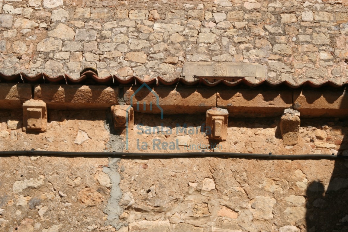 Canecillos en la cornisa de la fachada meridional