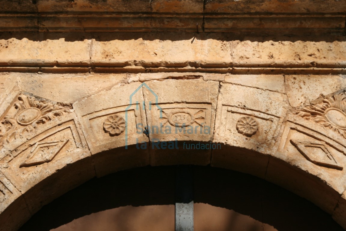 Detalle de la decoración de las dovelas del arco de la portada meridional