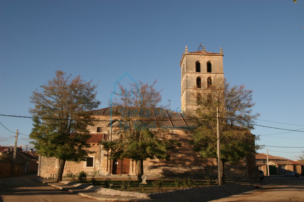 Vista exterior sur de la iglesia
