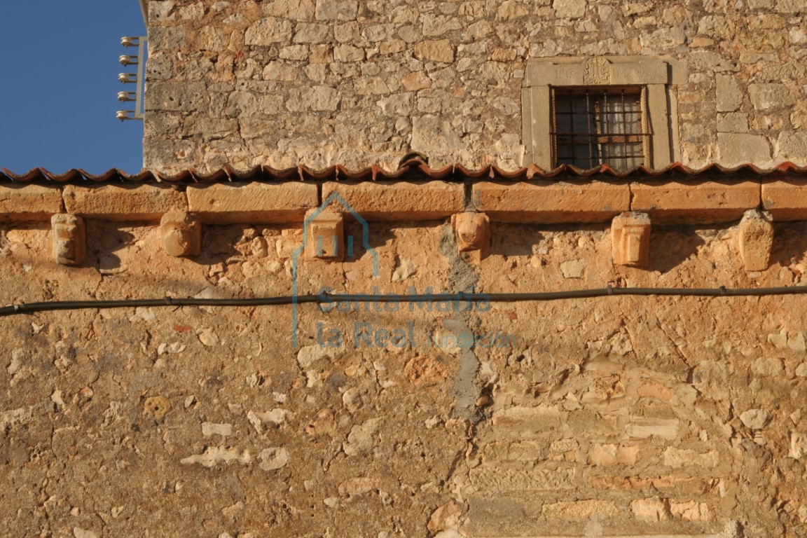 Vista de la cornisa de la fachada meridional