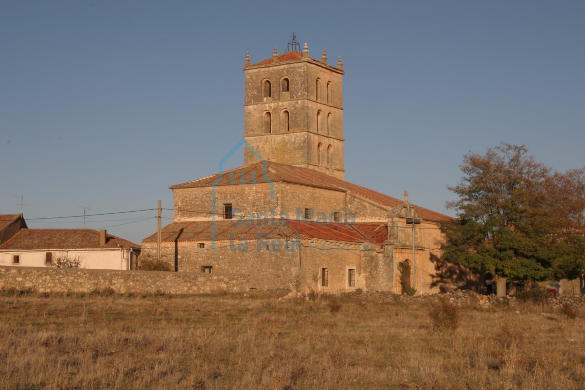 Vista exterior de la iglesia desde el sudoeste