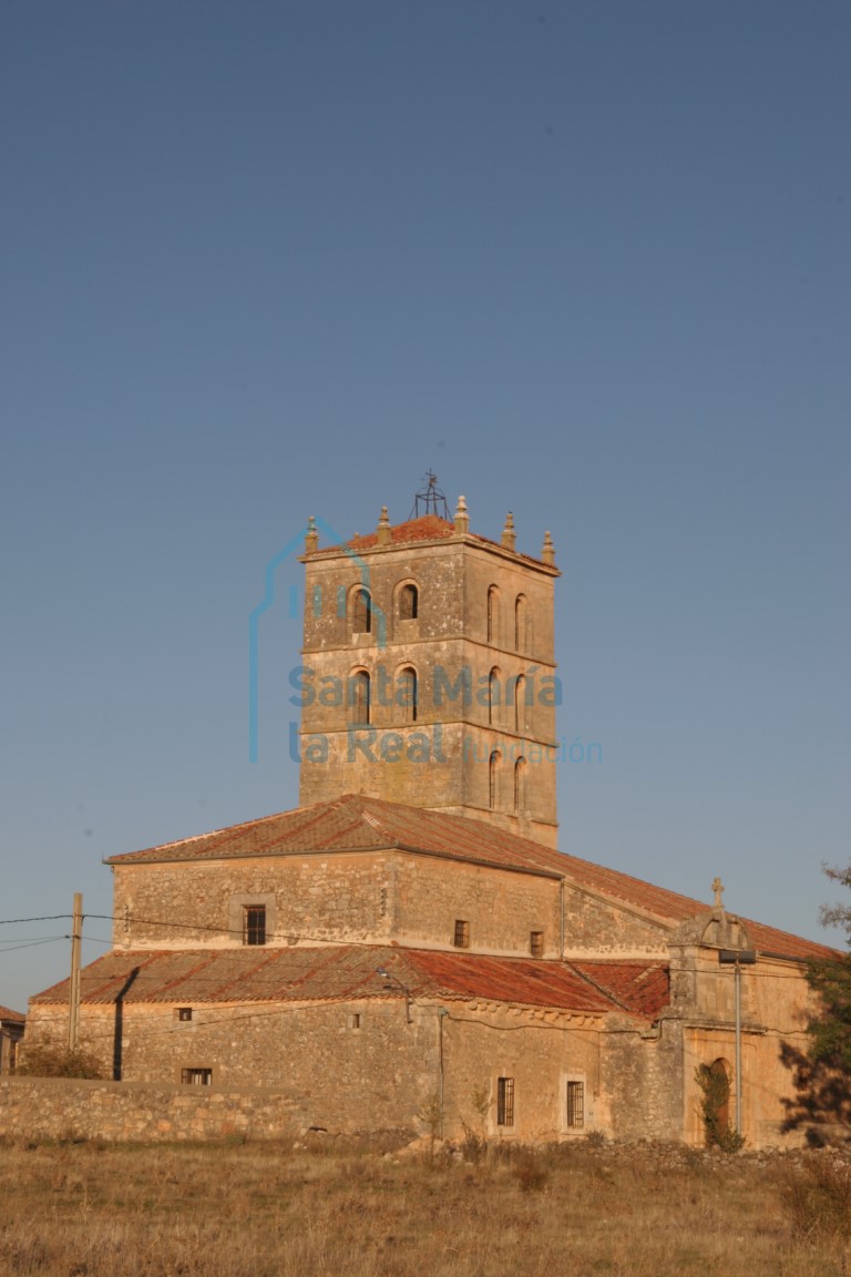 Vista exterior de la iglesia desde el sudoeste