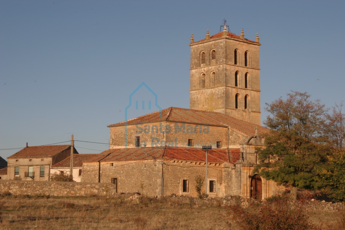 Vista exterior de la iglesia desde el sudoeste